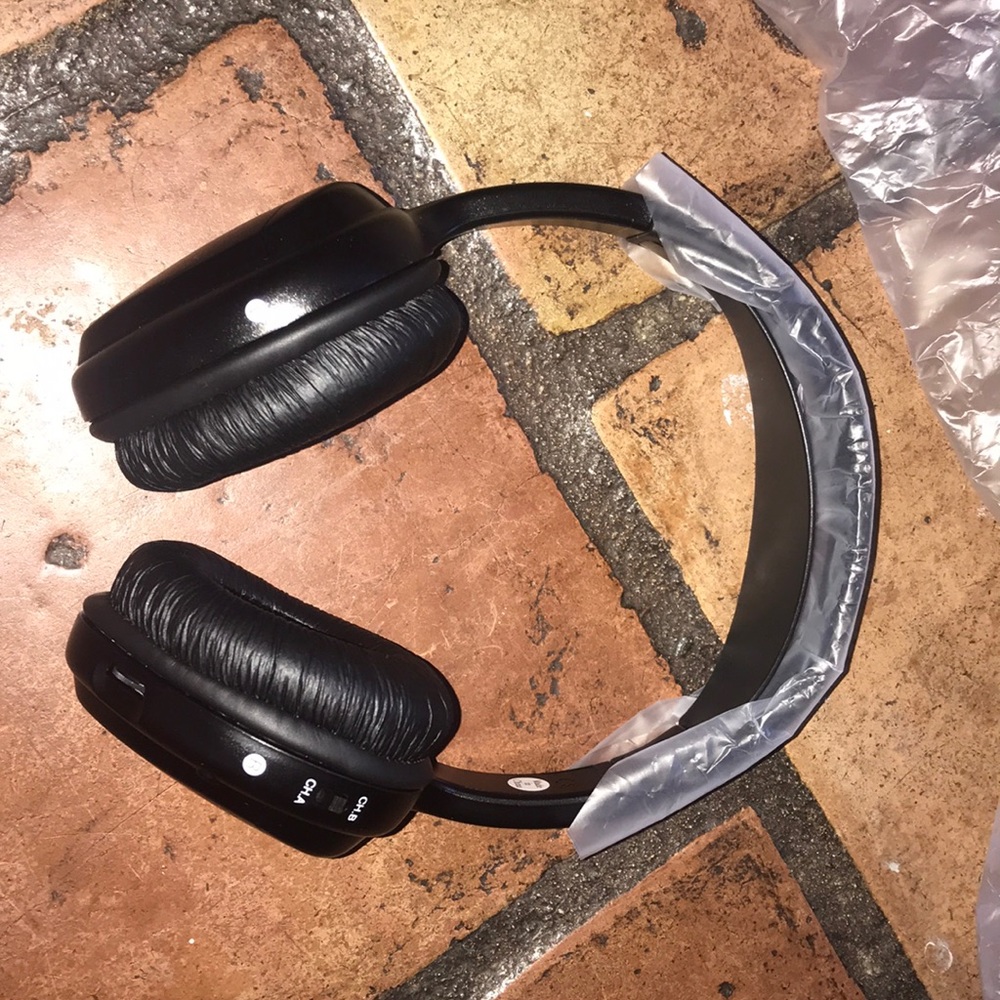Wireless headphones for Range/Land Rover car